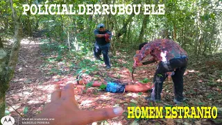 URGENTE-POLICIAL IMPEDIU QUE HOMEM ESTRANHO ACABA COM MENINO NA MATA