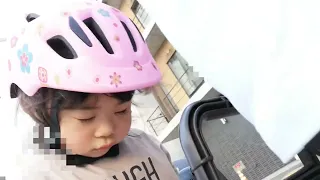 【はな☆3歳】自転車で居眠り　A girl who falls asleep　एक लड़की जो सो जाती है