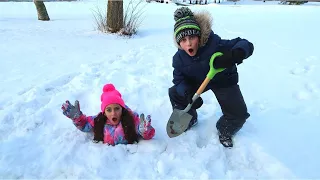 Heidi बाहर खेल रहे हैं और बर्फ की कहानी में फंस जाओ | Heidi & Zidane