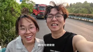 第一次高速上救火，肾上腺素飙升啊！｜中国贵州　交通事故　好人好事　消防员　A truck loaded with alcohol caught fire & they stopped to help.