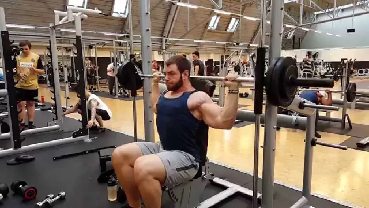 Image Développé nuque à la Smith machine