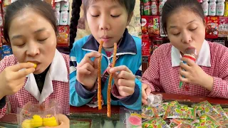 Hương vị tuổi thơ qua gói bim bim cay ở tiệm quê.