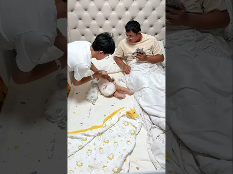 He Tapped His Little Brother… And Made Him Sleep in Seconds Like Magic