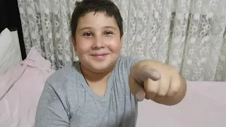 Efe arkadaşıyla slime oynamak istedi. Arkadaşının kıyafeti slime oldu.