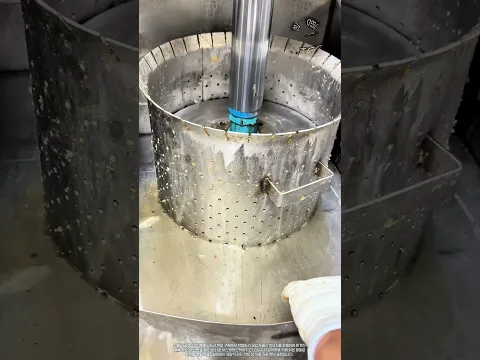 유압 프레스를 활용한 튀김 육류 라드 기름 정밀 착유 작업 #worker #process #lard #food #oil