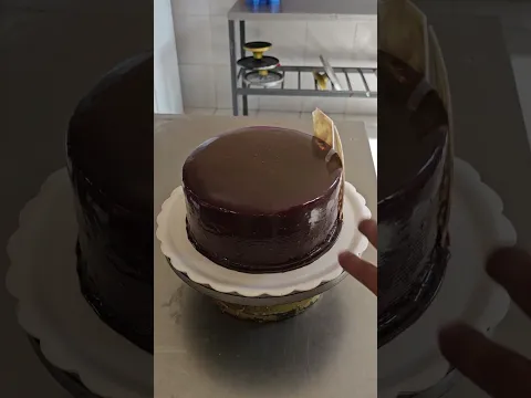 Como decorar un pastel bañado con ganache y decorado con frutas