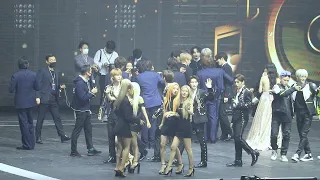 [4K] 221008 TMA 더팩트 뮤직 어워드- 단체사진 촬영 후 퇴장 I 투바투 동생들 만난  BTS 방탄소년단 (BTS FOCUS FANCAM)