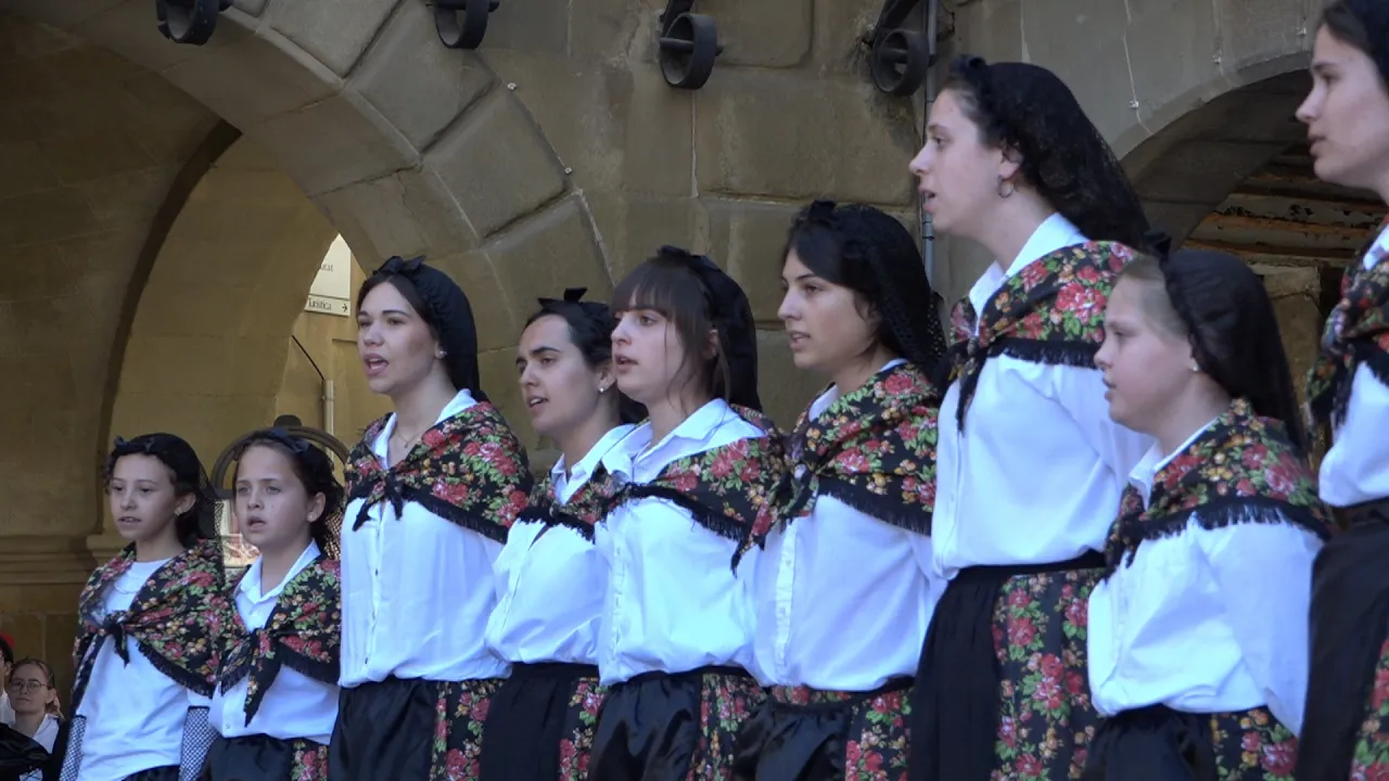 La plaça Major de Vic, escenari de la cantada de caramelles