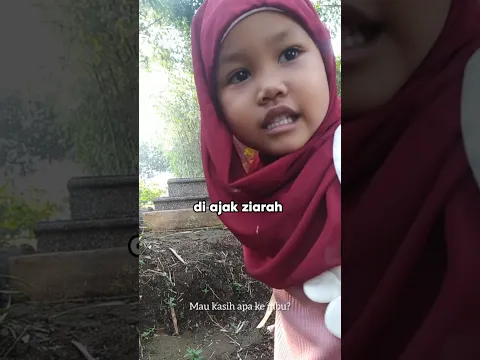 Anak Ini Menempelkan Stiker Ke Makam Ibunya Biar Terlihat Cantik