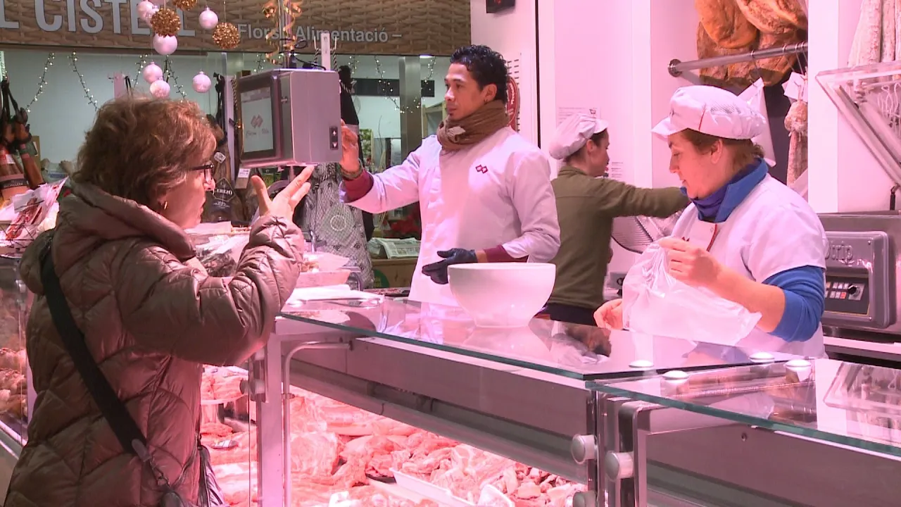 Darrers preparatius per als àpats dels dies de Nadal, amb bona afluència al Mercat Municipal