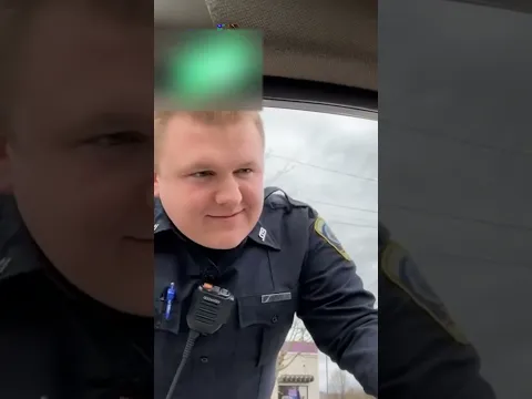 Издевается над сестрой😅