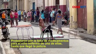 Mujeres CIERRAN TRÁNSITO de calle en Habana Vieja en PROTESTA por falta de medicamentos para un hijo