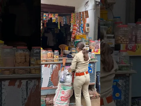 पुलिस वाली करवाती थी￼￼ दुकान से चोरी ! #shorts #viral #police