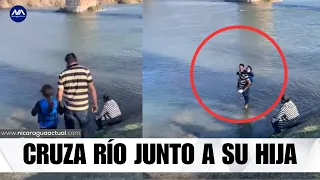 Un nicaragüense cruza el Río Bravo, acompañado de su hija en Piedras Negras. México