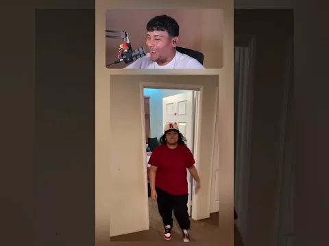 Vistiendo ropa de sus hermanas mayores.