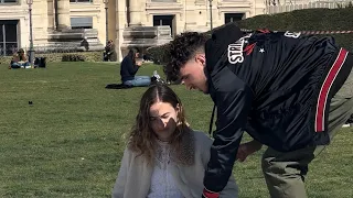 J’OFFRE UNE ROSE À DES INCONNUES DANS LA RUE😍🥹