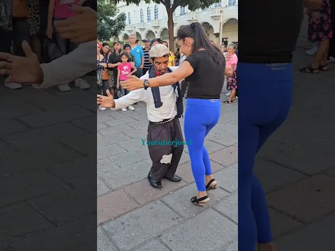 Robotina y cantinflas de plaza libertad.