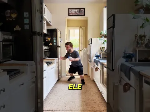 Ele não acreditou no tamanho da casa do colega!!