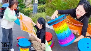 姐姐想买凳子休息，妹妹用巨大辣条和零花钱帮助姐姐，实在是太有爱了！【久久好物】