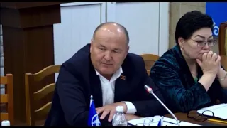 Женишбек Токторбаев отчитывает чиновника