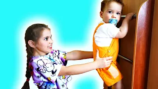 Малыш хочет играть. Аня как няня