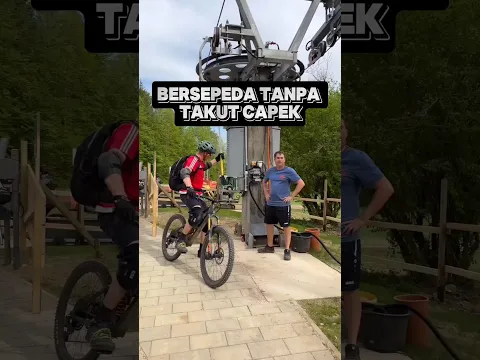 Para pesepeda ini menaiki perbukitan tanpa takut capek