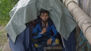 Poznati pjevač živi u šatoru pod mostom