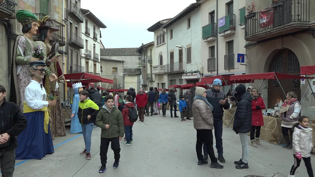 La Fira de Pont a Pont omple el centre de Roda de parades i cultura