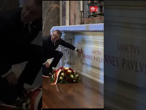 Prezydent Karol Nawrocki z rodziną przy grobie Papieża Polaka