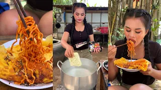 Cooking spicy dry noodles wrapped in omelette recipe
