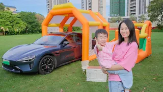 Fengfeng & Chenchen learn to share inflatable toys and ride on Toy Car to camping