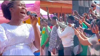 Osinachi ‘Ekwueme’ Singer Twin Sister Shock Everyone, Sings Just Like Sister In Tears At Her Burial