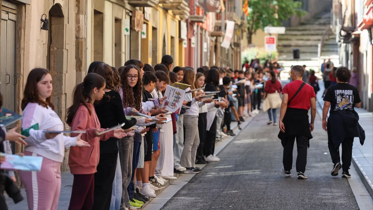 Una cadena humana d’alumnes de Centelles trasllada els llibres de l’antiga biblioteca a la nova