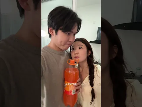 Ela ficou encarando o namorado o tempo todo… até descobrir isso 😱