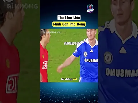 Thủ môn liều mình cản phá bóng