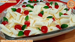 Manjar de Natal, sobremesa mousse cremosa de chocolate branco na travessa