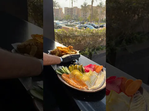 فرخة بروستد 😋مع البطاطس والتوميات والمخللات والكول سلو👌🏻ابعتيها ل خطيبك او جوزك يعزمك عليها😉