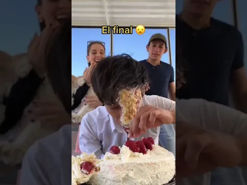 Por eso no deben empujar a las personas contra el pastel 😨 #Sonrixs #Mexico #Kim #Canada