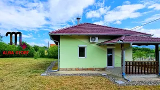 Gruaja e shokut punonte si rrobaqepse