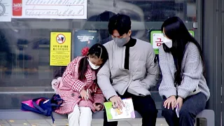 낯선 여자 아이가 어깨에 기대 잠든다면?