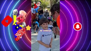 El payaso Willy dice cosas graciosa al publico #familiadivertida