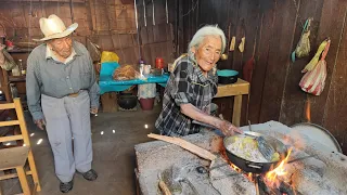 "Ya no aguantamos a trabajar tenemos 91 años" |Tío Faustino y Tía Julia.