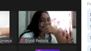 Pongo nerviosas a mis compañeras de clase xD