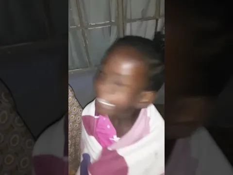 Menina africana falando português #África.
