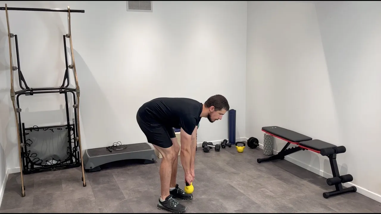 Image Soulevé de terre jambes tendues avec kettlebell