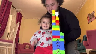 بيت المكعبات وقع وناصر عاقبني  🤦😂👶 لما تلعب مع ابنك خلي بالك 😂💁👶