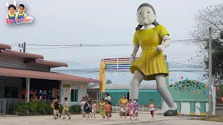 โกโกวายักษ์ หนีเร็ว !?! Giant Squid Doll Game in Real Life