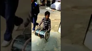इस छोटे से बच्चे ने बजाया ढोल आप देखते रह जाएंगे