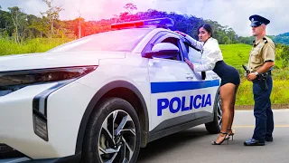 Policías corruptos detienen a una taxista por ser mujer