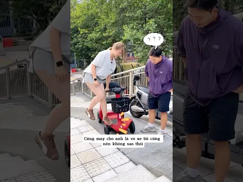 Anh trai gặp lỗi nhỏ với cô gái đi xe điện